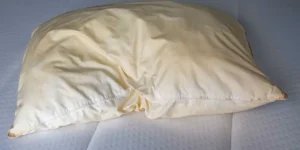 علت زرد شدن بالش و راه‌های رفع آن