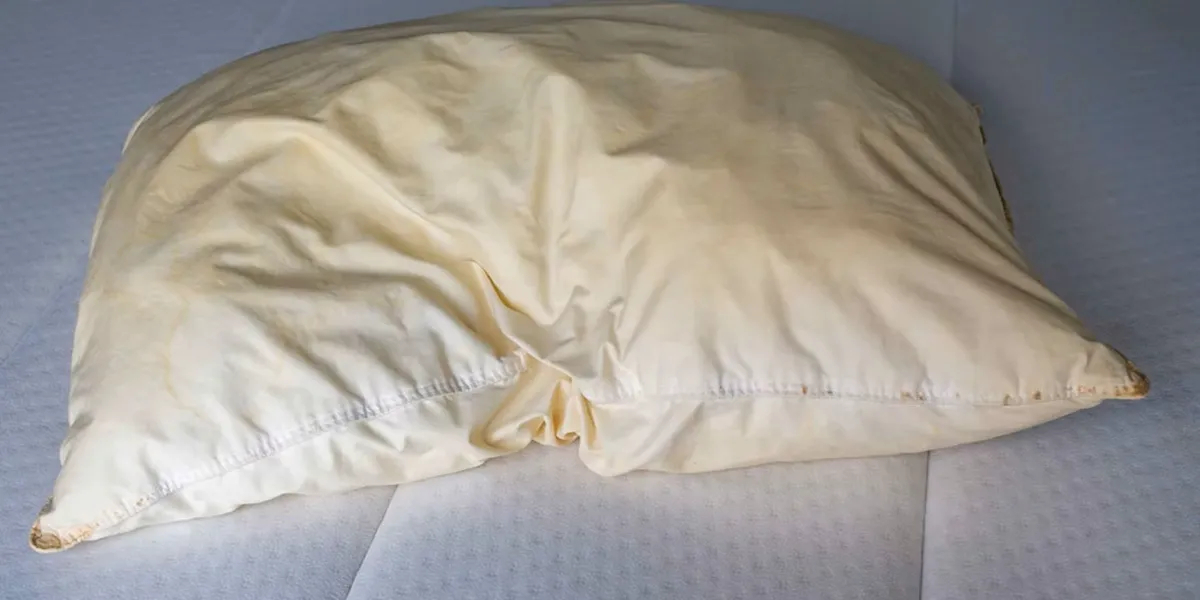 علت زرد شدن بالش و راه‌های رفع آن